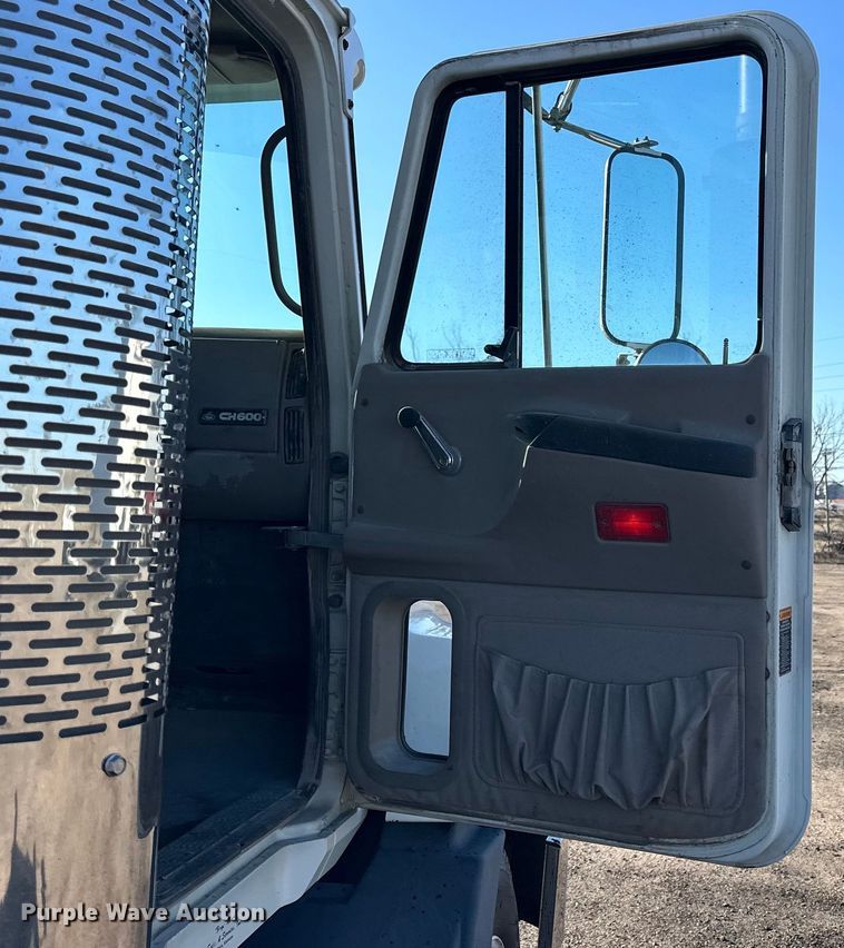 image for item NJ9497 2001 Mack CH613 semi truck