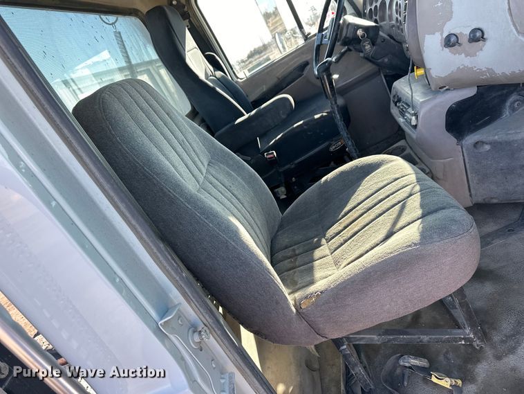 image for item NJ9497 2001 Mack CH613 semi truck