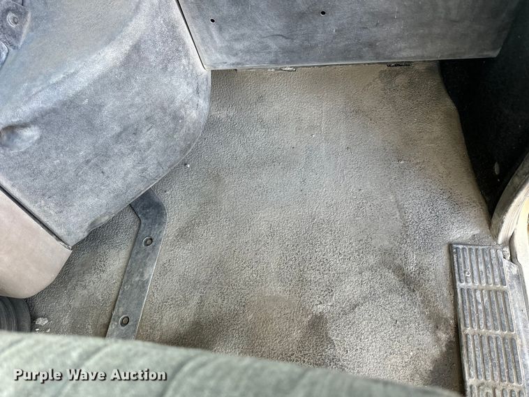 image for item NJ9497 2001 Mack CH613 semi truck