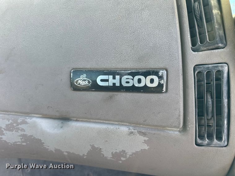 image for item NJ9497 2001 Mack CH613 semi truck