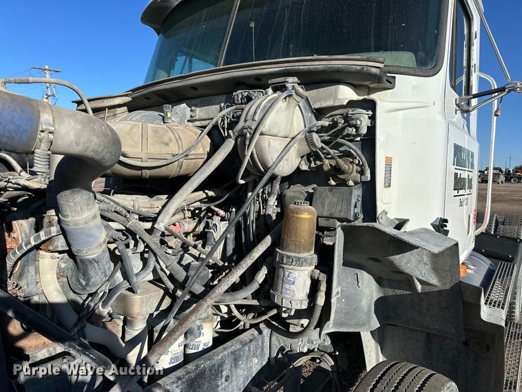 image for item NJ9497 2001 Mack CH613 semi truck