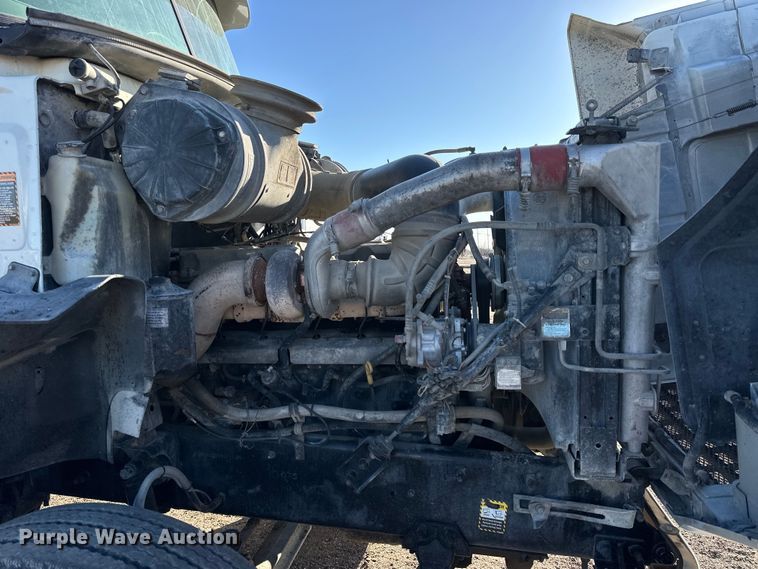 image for item NJ9497 2001 Mack CH613 semi truck