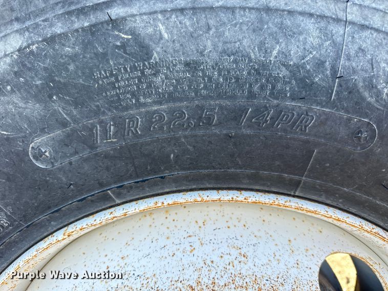 image for item NJ9497 2001 Mack CH613 semi truck