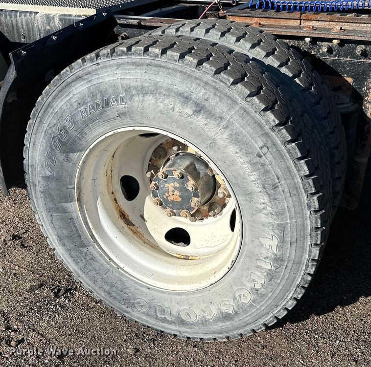 image for item NJ9497 2001 Mack CH613 semi truck