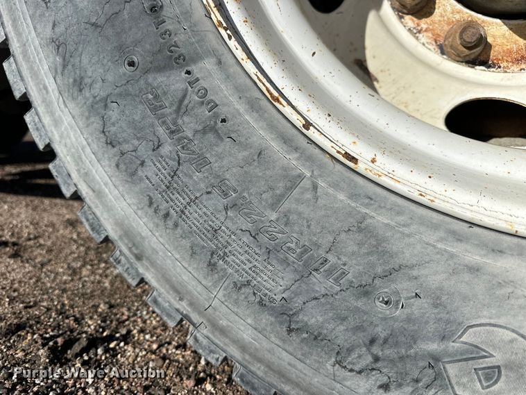 image for item NJ9497 2001 Mack CH613 semi truck