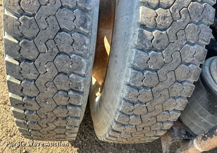 image for item NJ9497 2001 Mack CH613 semi truck