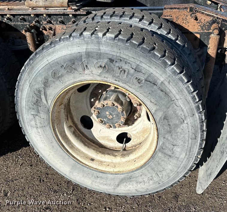 image for item NJ9497 2001 Mack CH613 semi truck