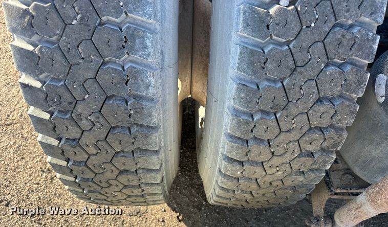 image for item NJ9497 2001 Mack CH613 semi truck