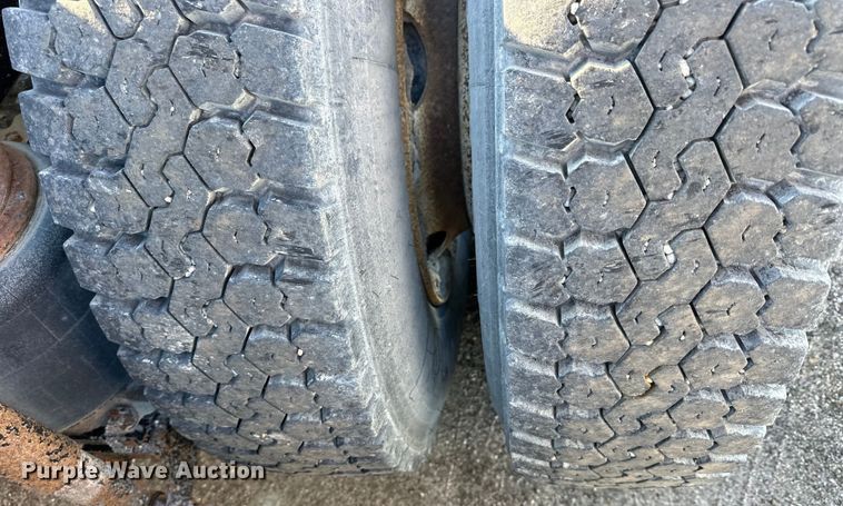 image for item NJ9497 2001 Mack CH613 semi truck