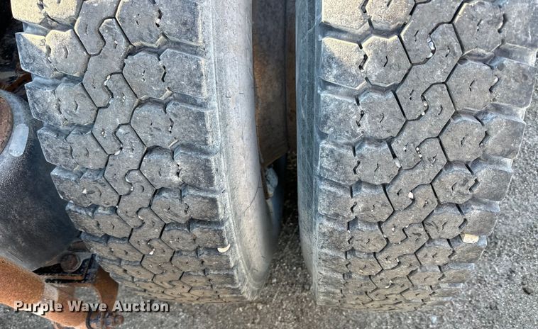 image for item NJ9497 2001 Mack CH613 semi truck