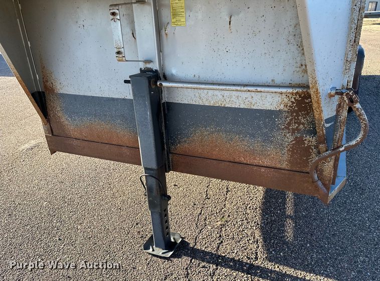 image for item NM9427 1997 Featherlite livestock trailer