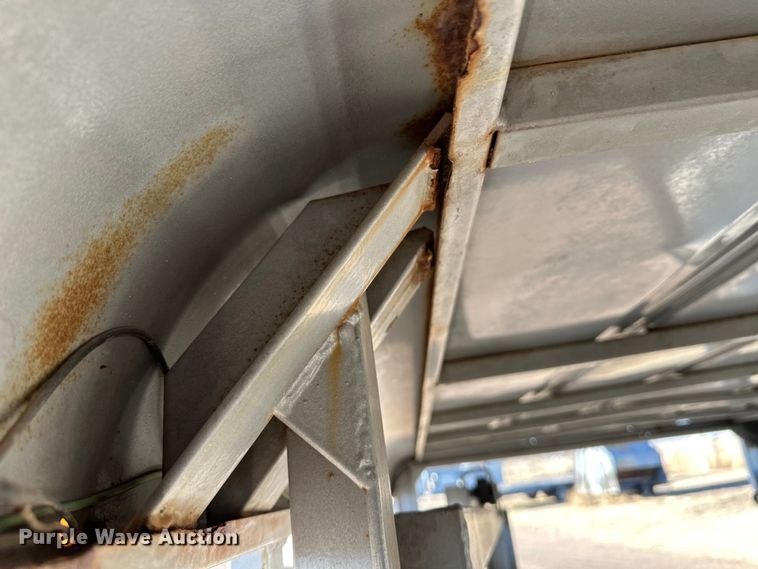 image for item NM9427 1997 Featherlite livestock trailer