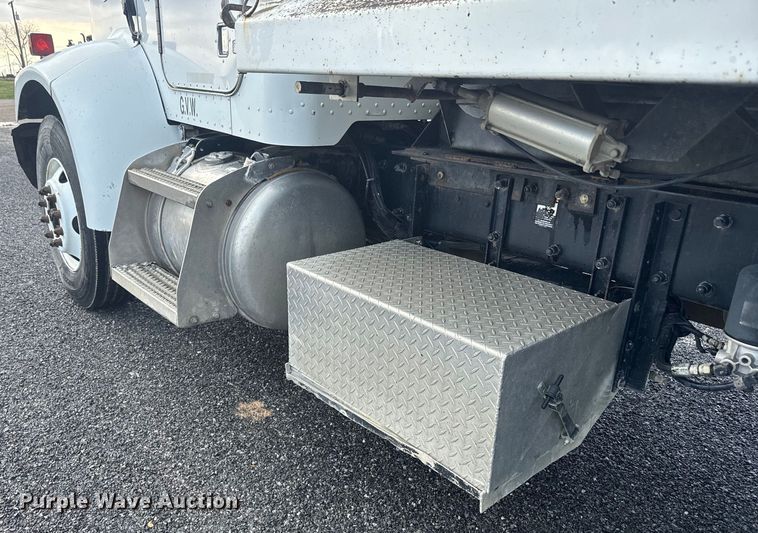 image for item NS9525 1998 Peterbilt 330 dump truck