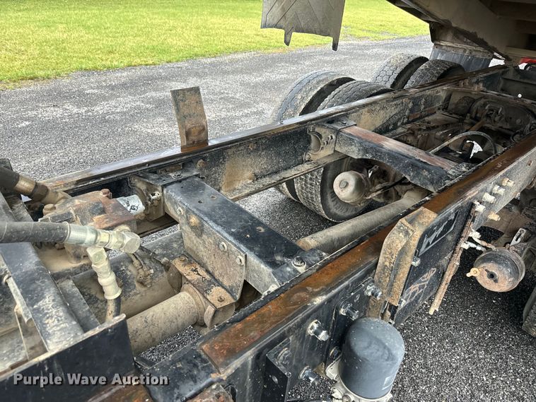 image for item NS9525 1998 Peterbilt 330 dump truck