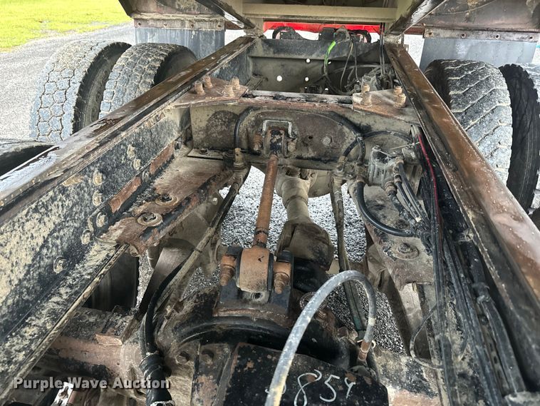 image for item NS9525 1998 Peterbilt 330 dump truck