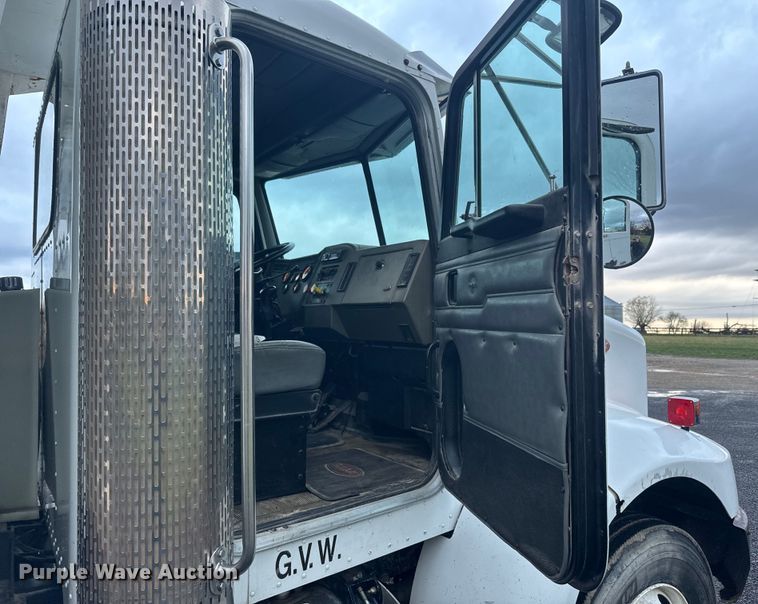 image for item NS9525 1998 Peterbilt 330 dump truck