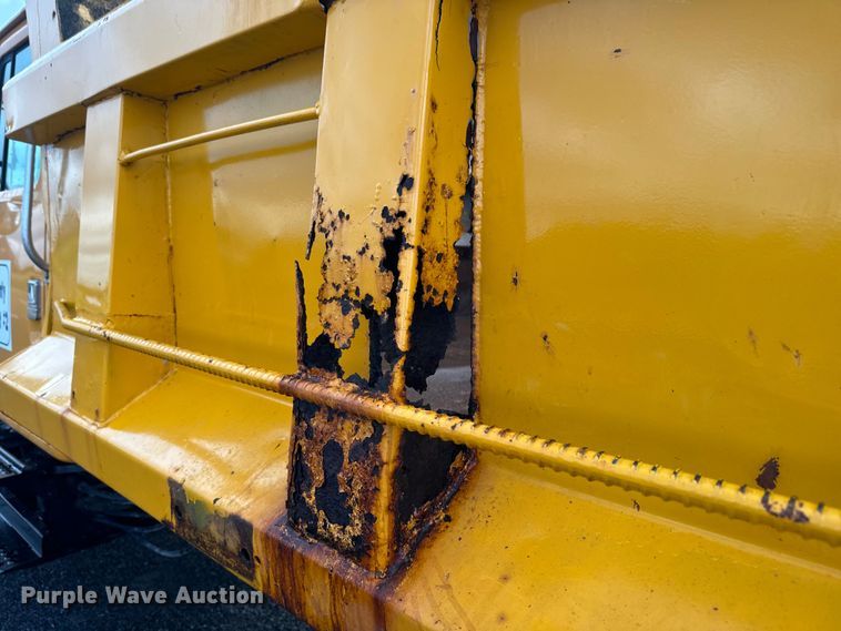 image for item NS9526 1997 International  4900 dump truck