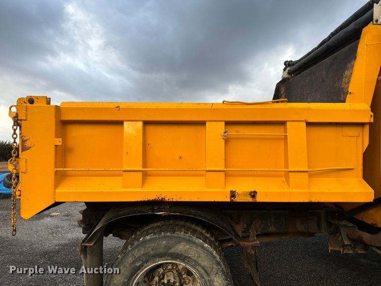 image for item NS9526 1997 International  4900 dump truck