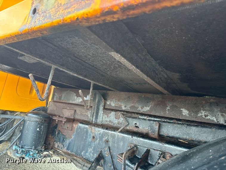 image for item NS9526 1997 International  4900 dump truck