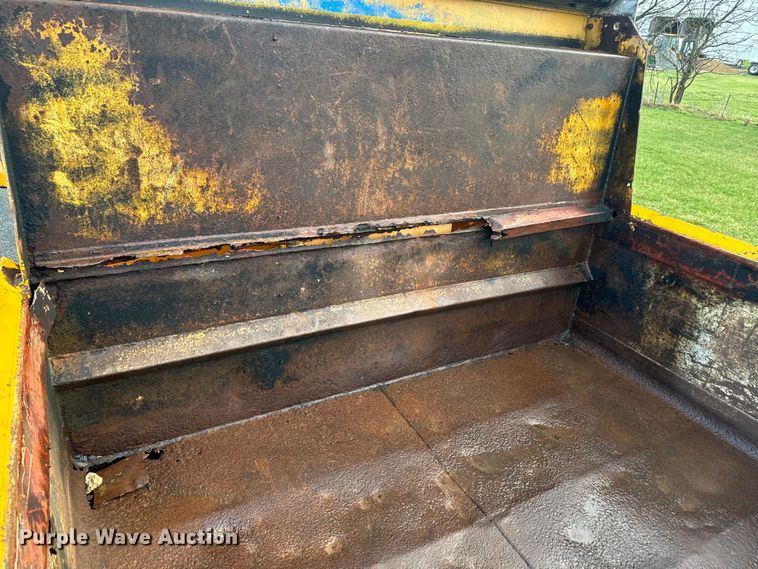 image for item NS9526 1997 International  4900 dump truck