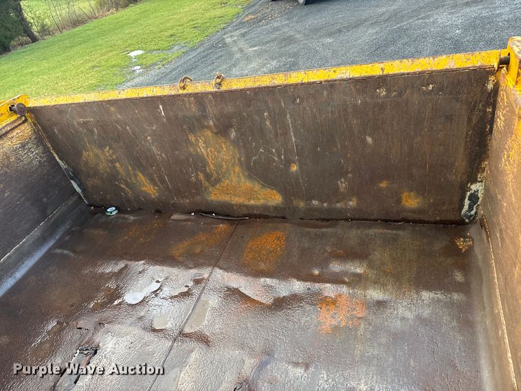 image for item NS9526 1997 International  4900 dump truck