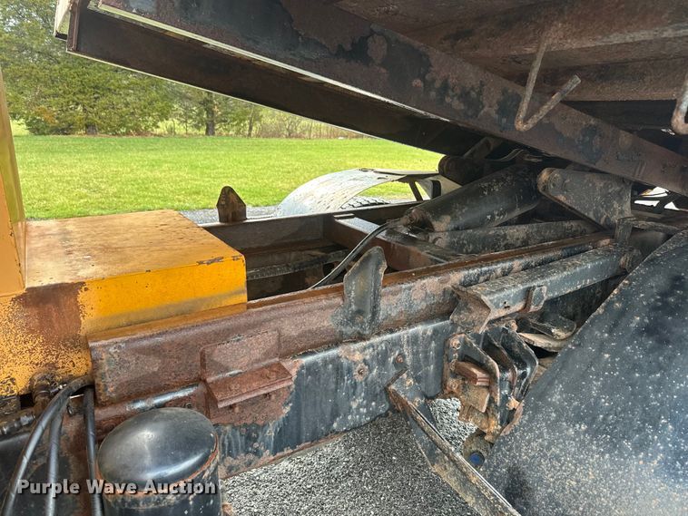 image for item NS9526 1997 International  4900 dump truck