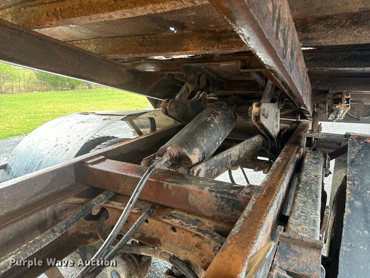 image for item NS9526 1997 International  4900 dump truck