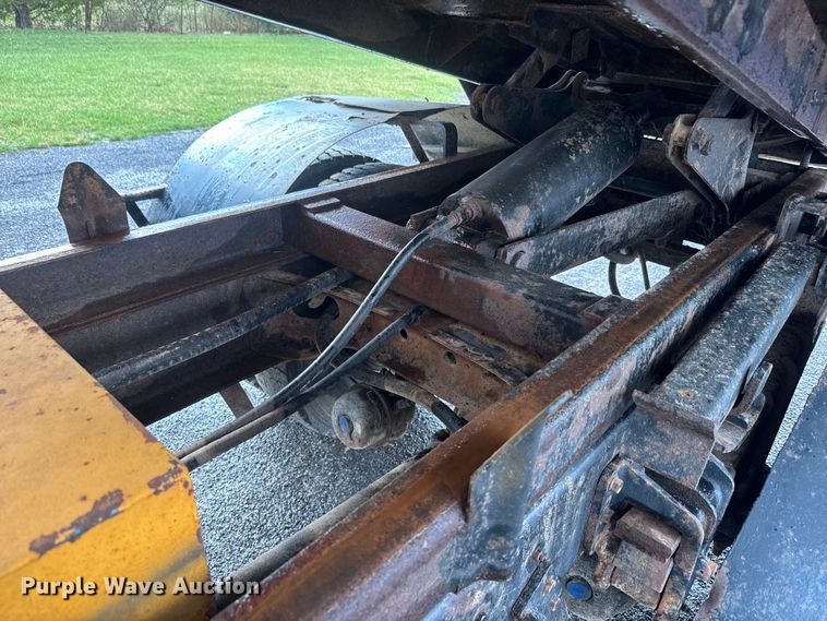 image for item NS9526 1997 International  4900 dump truck