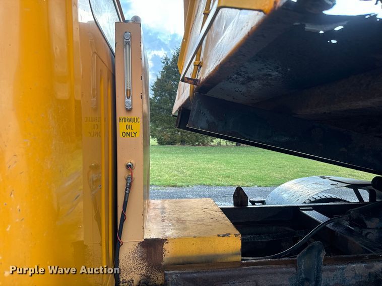 image for item NS9526 1997 International  4900 dump truck