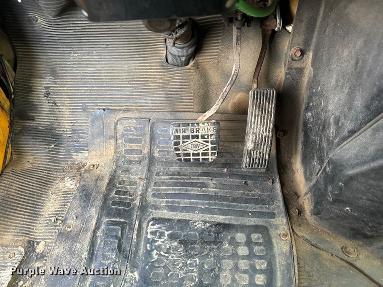 image for item NS9526 1997 International  4900 dump truck