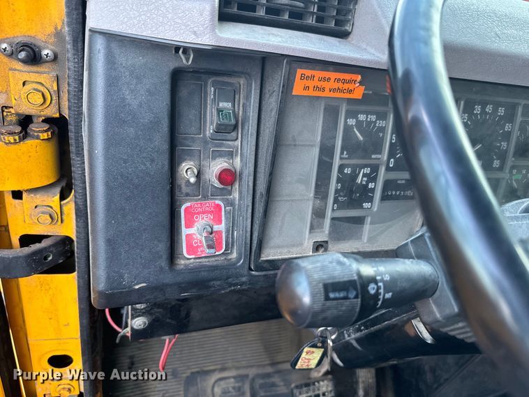 image for item NS9526 1997 International  4900 dump truck