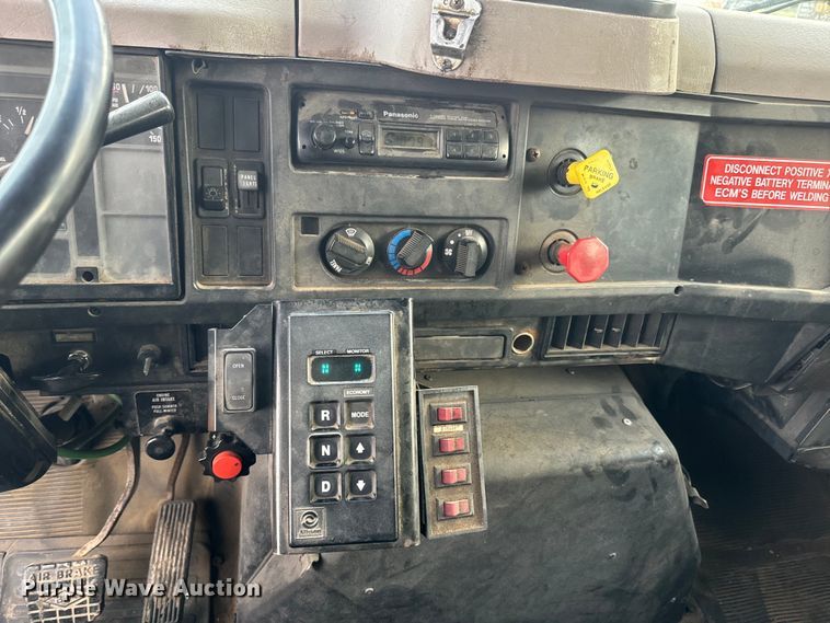 image for item NS9526 1997 International  4900 dump truck