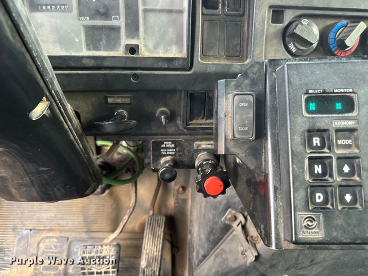 image for item NS9526 1997 International  4900 dump truck