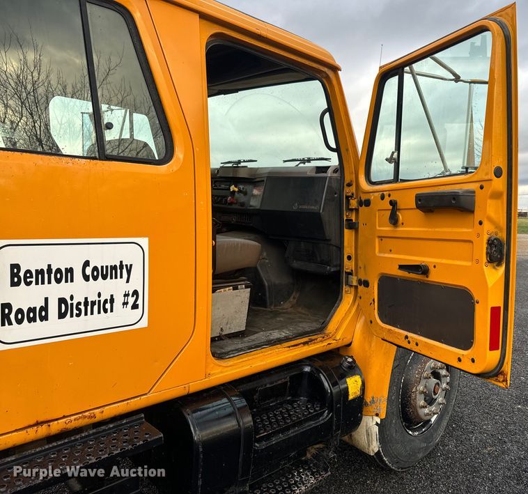 image for item NS9526 1997 International  4900 dump truck