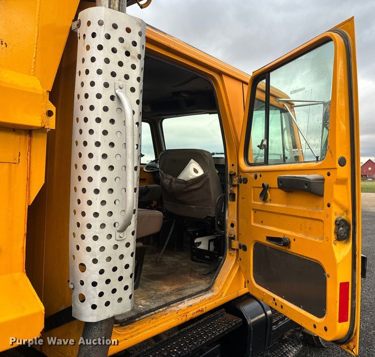 image for item NS9526 1997 International  4900 dump truck