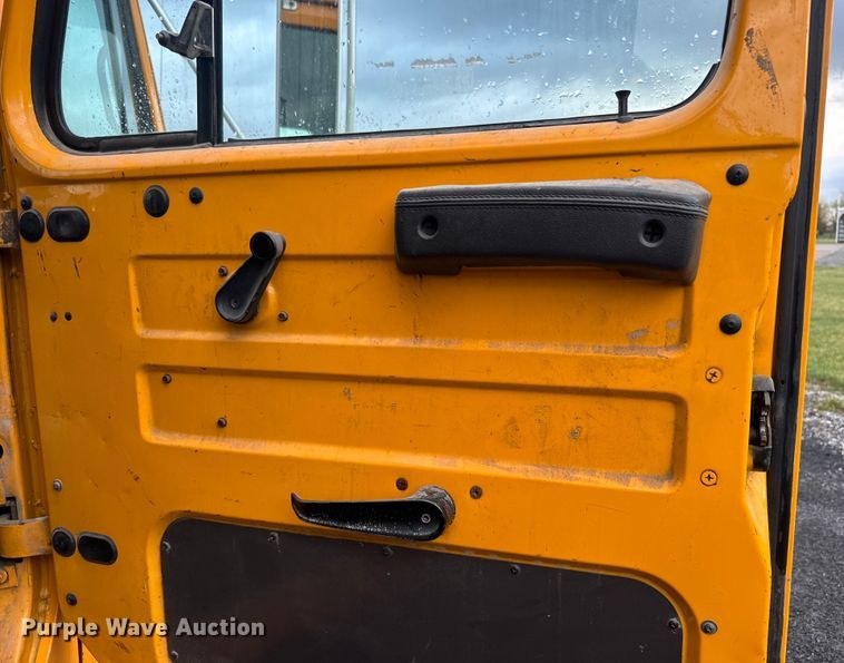 image for item NS9526 1997 International  4900 dump truck