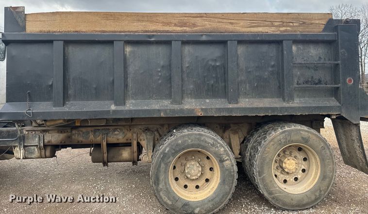 image for item NS9528 1990 Freightliner FLD dump truck