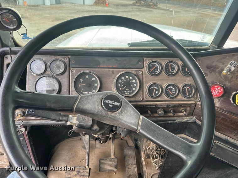 image for item NS9528 1990 Freightliner FLD dump truck