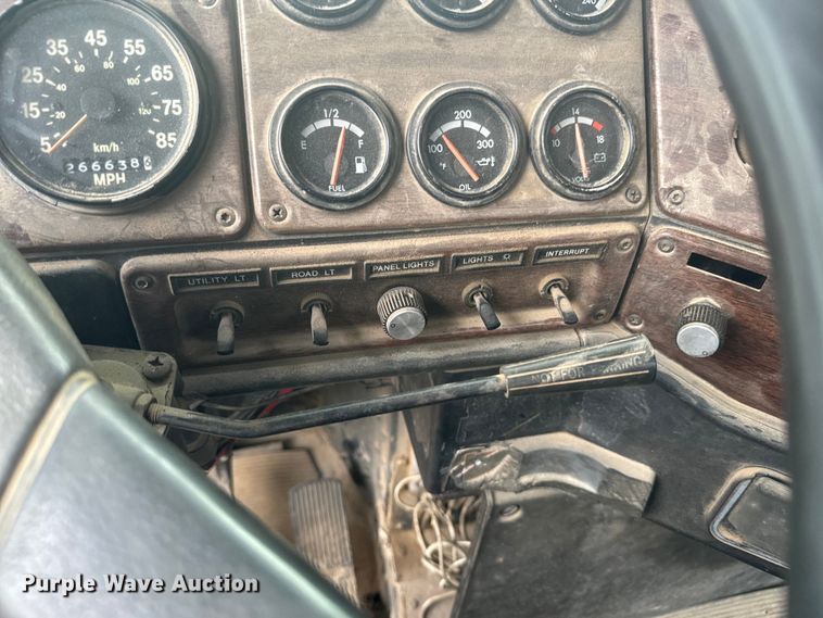 image for item NS9528 1990 Freightliner FLD dump truck