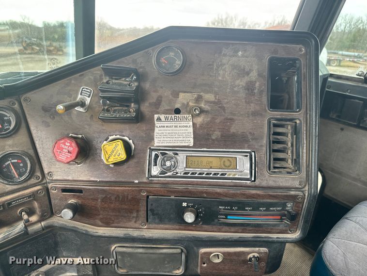 image for item NS9528 1990 Freightliner FLD dump truck