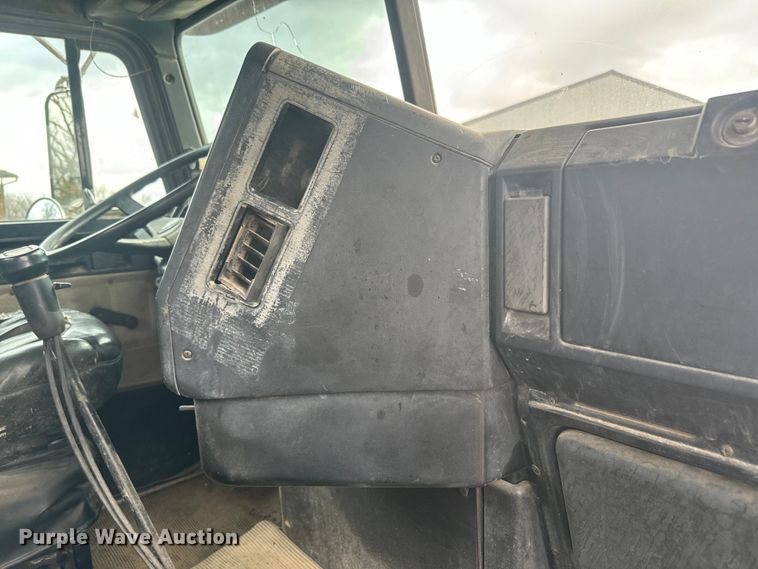 image for item NS9528 1990 Freightliner FLD dump truck