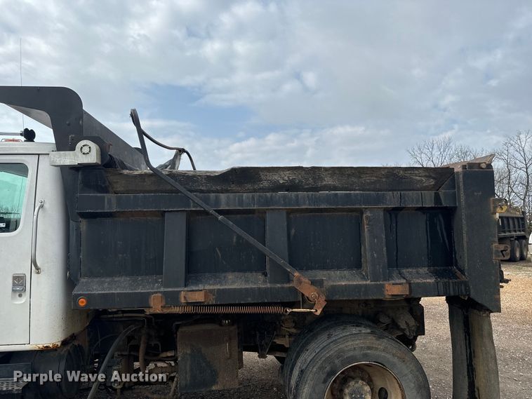 image for item NS9529 2000 International  4900 dump truck