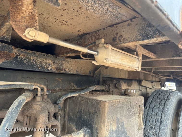 image for item NS9529 2000 International  4900 dump truck