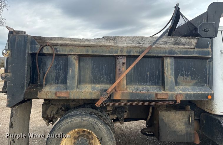 image for item NS9529 2000 International  4900 dump truck