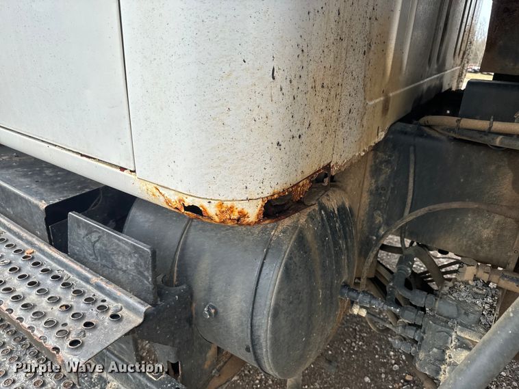 image for item NS9529 2000 International  4900 dump truck