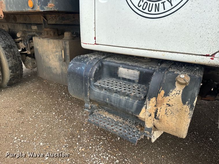 image for item NS9529 2000 International  4900 dump truck