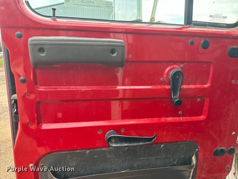 image for item NS9529 2000 International  4900 dump truck