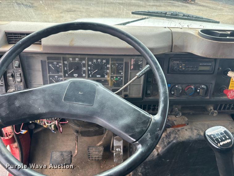 image for item NS9529 2000 International  4900 dump truck