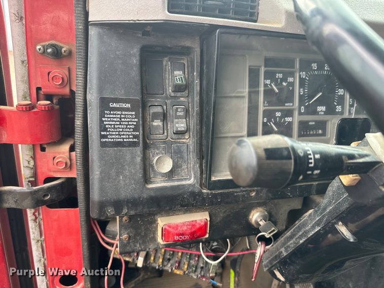 image for item NS9529 2000 International  4900 dump truck