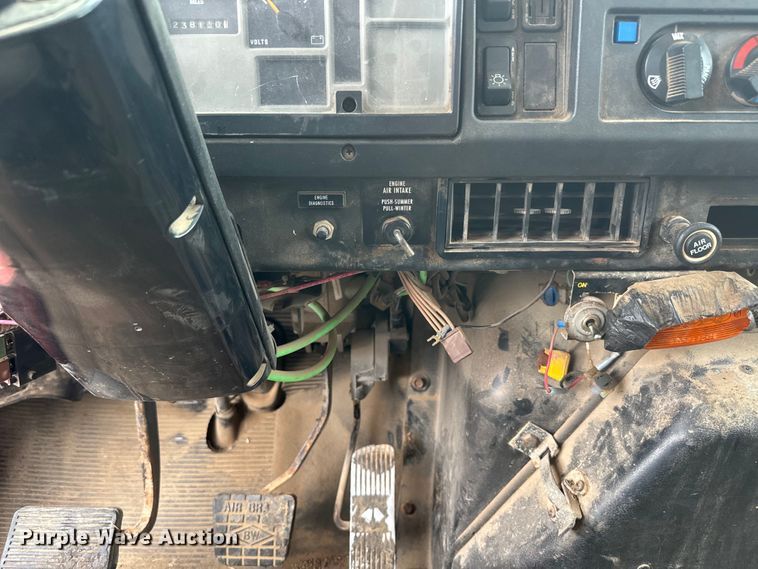 image for item NS9529 2000 International  4900 dump truck